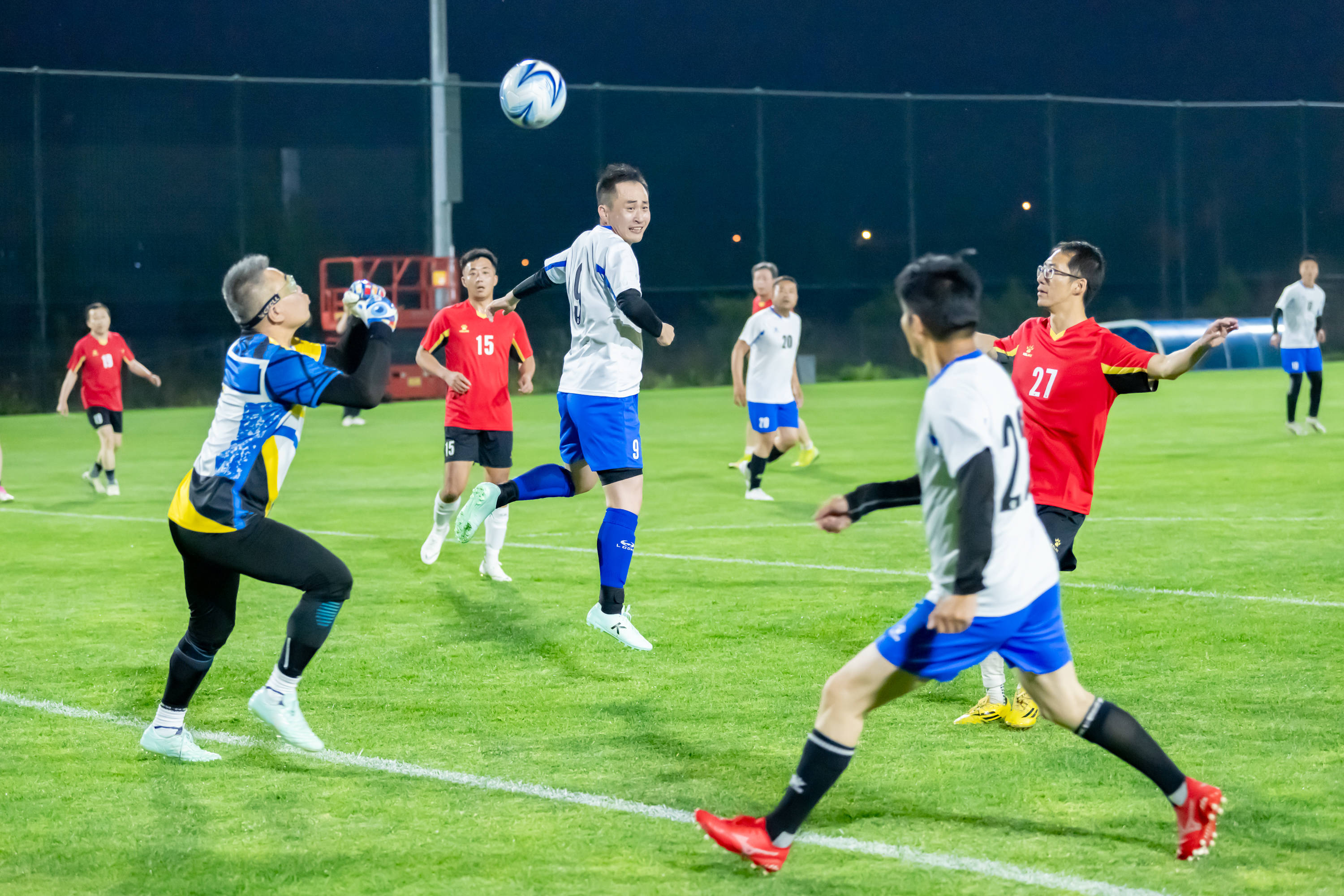 与此相对的 与此相对的